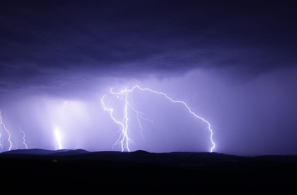 Beschadigde dakpan na storm - stomschade verzekering dekking voor huishoudens