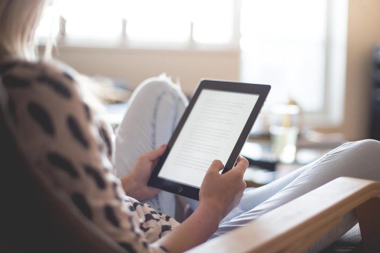 Home Technologie ons dagelijks leven: smart home-apparaten, e-readers en draagbare technologie integratie