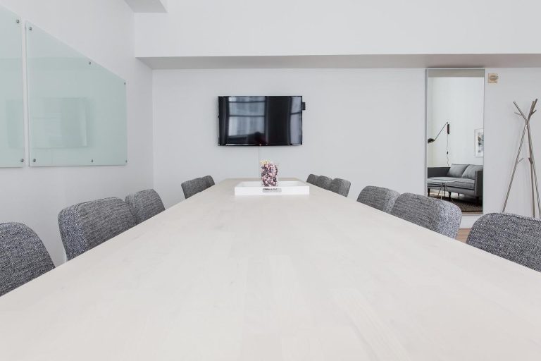 Home Professionele vergadertafel met moderne design, geschikt voor samenwerking en brainstormsessies in zakelijke omgevingen