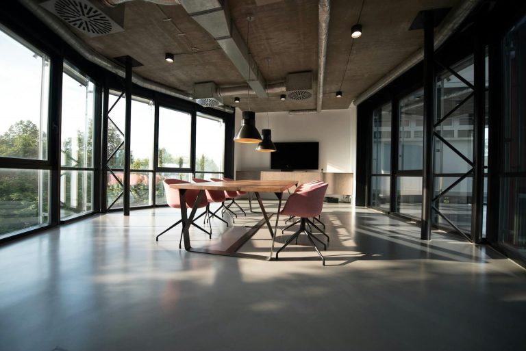 Home Modern kantoor met slimme verlichting voor zakelijke ruimtes: plafondlampen en spots voor optimale werksfeer